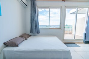 Tabla de planchar con plancha, wifi gratis y ropa de cama 