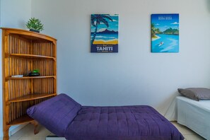 Tabla de planchar con plancha, wifi gratis y ropa de cama 