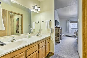Articles de toilette gratuits, sèche-cheveux, serviettes fournies