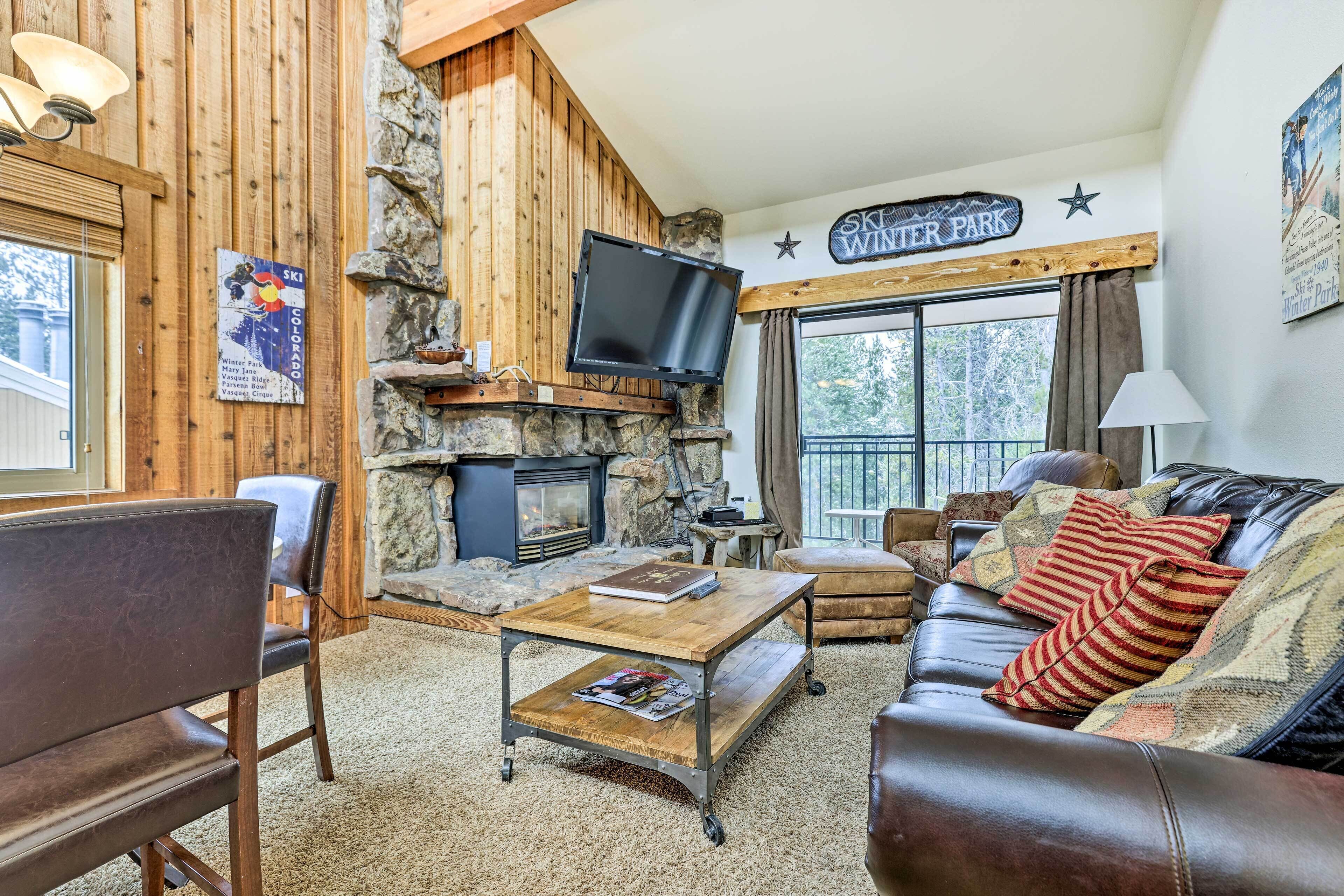Flat-screen TV, fireplace, DVD player, books