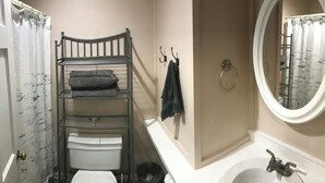 Ein Badezimmer mit Stockbett, Toilette, Waschbecken und Spiegel.