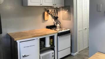 Microwave, oven, stovetop, coffee/tea maker