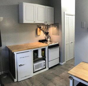 Mikroaaltouuni, uuni, liesi, kahvin-/teenkeitin