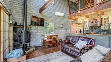 Smart-tv, een open haard en een computerscherm