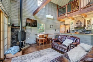 Smart-tv, een open haard en een computerscherm