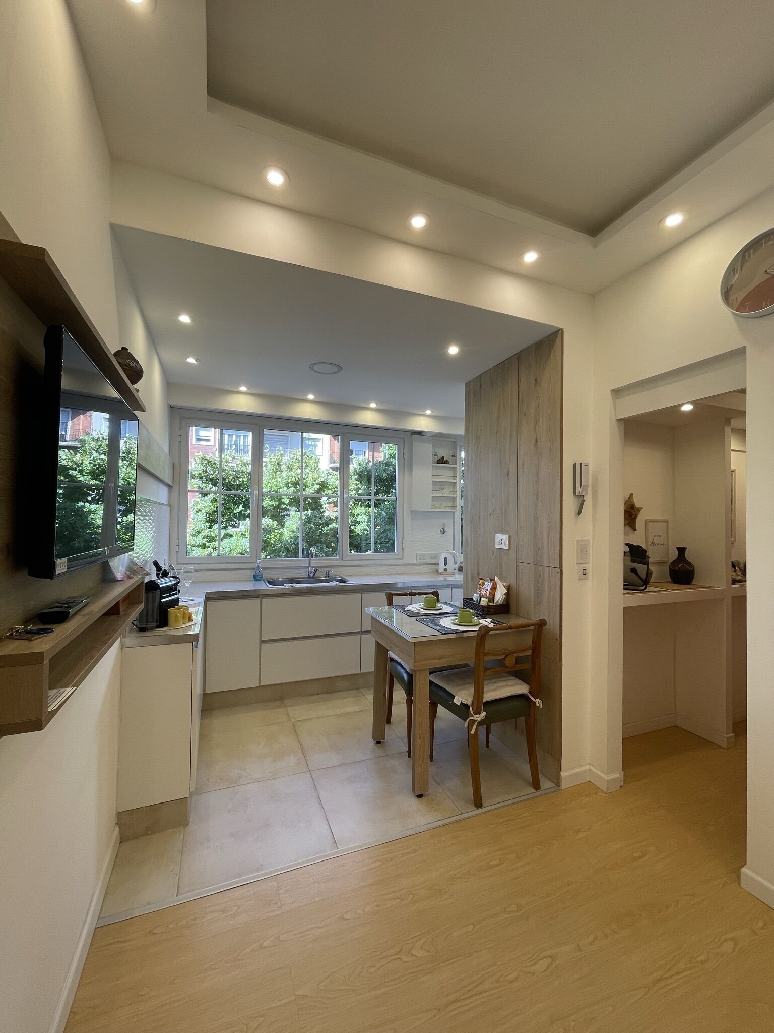 Kjøleskap, ovn, kokeplater og kaffetrakter/tekoker