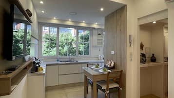 Refrigerador, horno, placa de cocina, cafetera/tetera