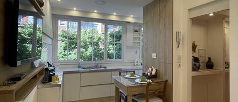 Fridge, oven, stovetop, coffee/tea maker