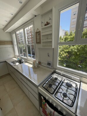 Fridge, oven, stovetop, coffee/tea maker