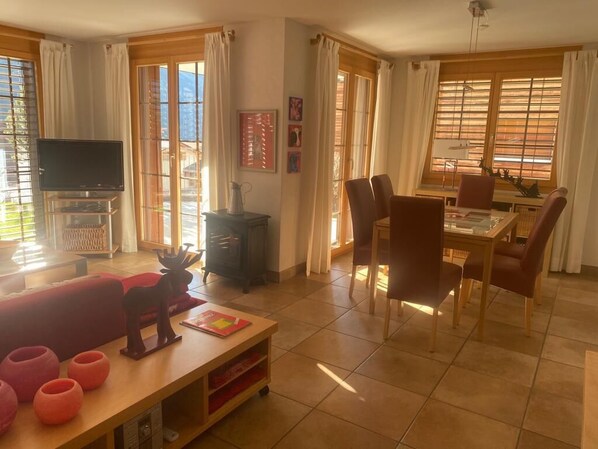 Televisión, reproductor de DVD, libros y biblioteca musical 