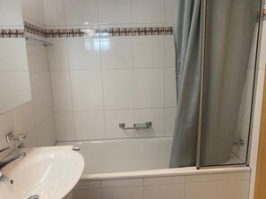 Combined shower/bathtub, towels, toilet paper - Sedrun-Andermatt-Disentis ski area (Tavetsch)