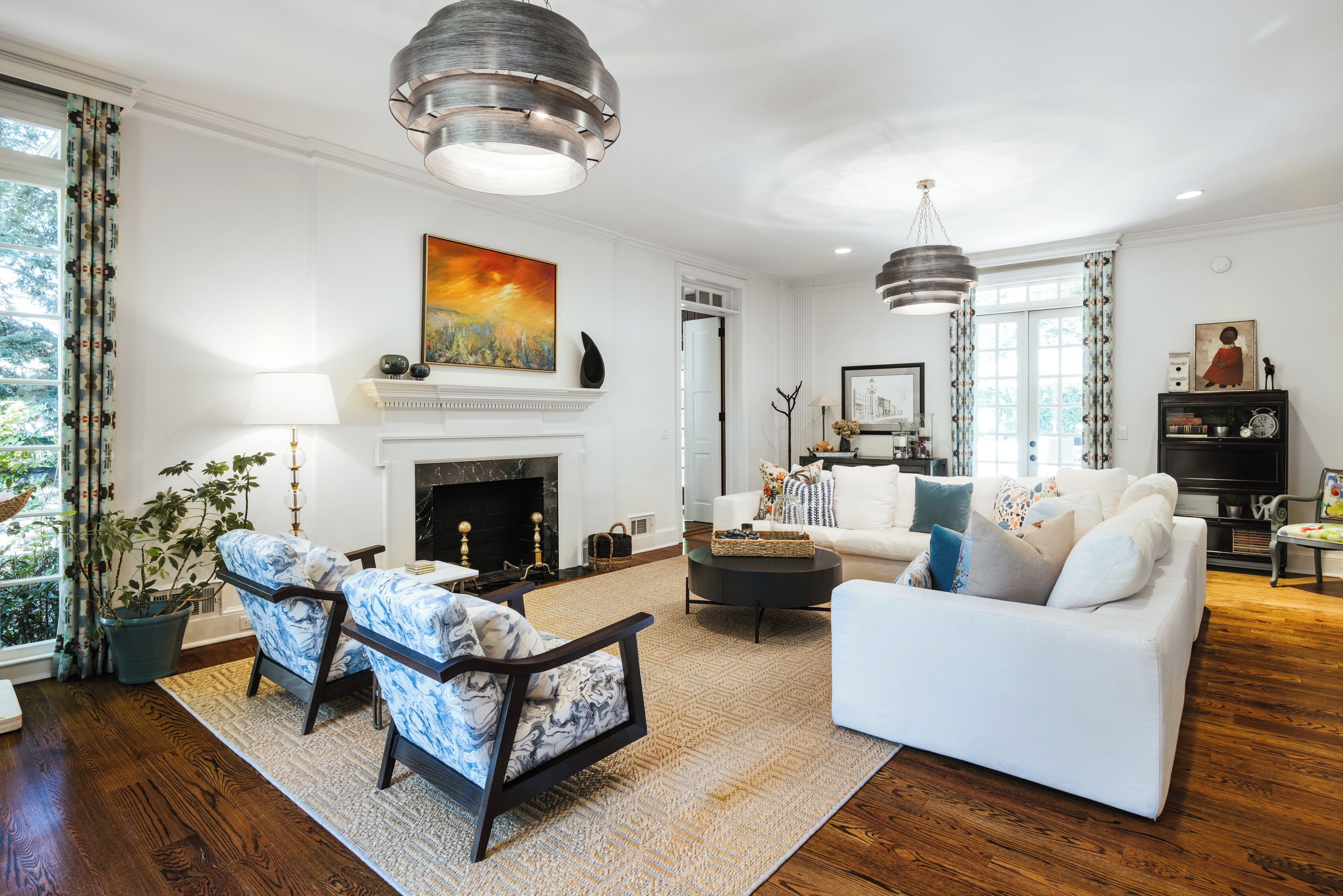 智能電視、壁爐、DVD 播放機、書籍