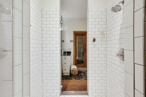 Douche, sèche-cheveux, serviettes fournies, savon
