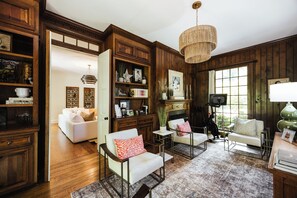 Smart TV, fireplace, DVD player, books - Well Appointed & Elegant Five Points Home (Athens)