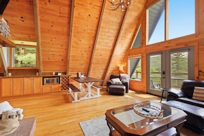 Smart TV, fireplace, books - "A Frame Haven" - West Jefferson, NC Mountain Views with Hot Tub (Laurel Springs)