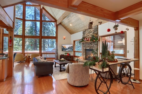A spacious living area with large windows, a fireplace, and a cozy seating arrangement.. 🌄 Luxe A-Frame Panoramic View Yosemite West Cabin - NEW AC and EV Charger🌄