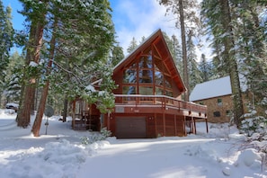 Exterior - 🌄 Luxe A-Frame Panoramic View Yosemite West Cabin - NEW AC and EV Charger🌄 (Yosemite National Park)