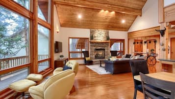 Smart TV, chimenea, videojuegos y tenis de mesa