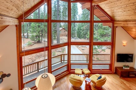 Smart TV, fireplace, video games, table tennis. 🌄 Luxe A-Frame Panoramic View Yosemite West Cabin - NEW AC and EV Charger🌄