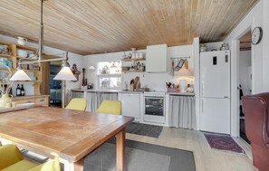 Køleskab, mikrobølgeovn, kogeplade, opvaskemaskine