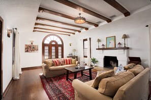 Smart TV, fireplace, foosball, books - Spanish Gem, Pool, HotTub, Firepit, Game Room, Patio Seating, Mins to River Walk (San Antonio)