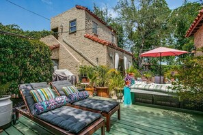 Property grounds - Spanish Gem, Pool, HotTub, Firepit, Game Room, Patio Seating, Mins to River Walk (San Antonio)