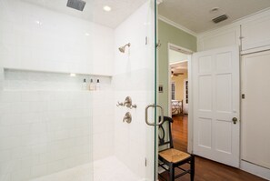 Combined shower/bathtub, rainfall showerhead, hair dryer, towels