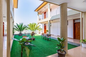 Outdoor dining - Free WiFi, 5-minute drive, Free pick and drop to the airport. Buffet Breakfast (Entebbe)