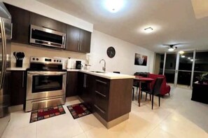 Geladeira, micro-ondas, fogão, cooktop