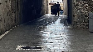 Un étroit arc en pierre donne accès à une cour intérieure, où l’on trouve un chemin pavé de pierres.