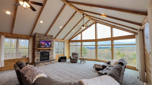 Cliffside Cabin | Hot Tub, Pickleball, Fire Pit + More!