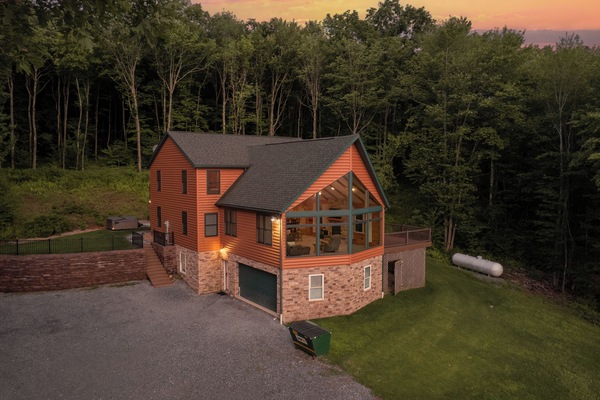 Welcome to Cliffside Cabin- A hot tub, pickleball court, and dreamy fire pit awaits!