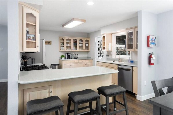 Kjøleskap, mikrobølgeovn, ovn og kokeplater