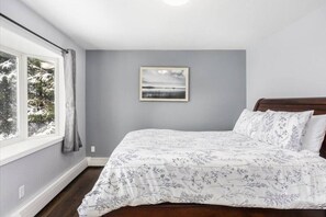 5 soverom, skrivebord, strykejern/-brett og reiseseng for barn