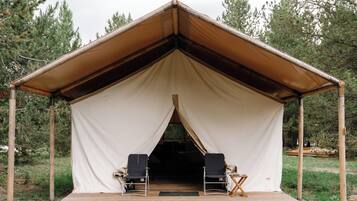 XL Family Tent Sleeps 5 w/ King 40 Acres | Área de sala de estar