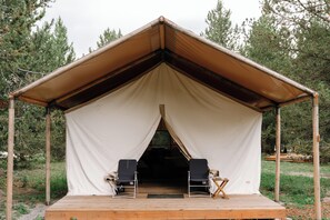 Yellowstone Luxury Safari Tent, Sleeps 6 | Living area - Starlight Retreat Yellowstone (Island Park)