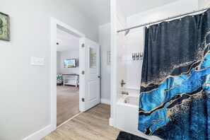Badewanne, Haartrockner, Handtücher, Seife