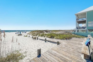 Una spiaggia nelle vicinanze, lettini da mare, teli da spiaggia