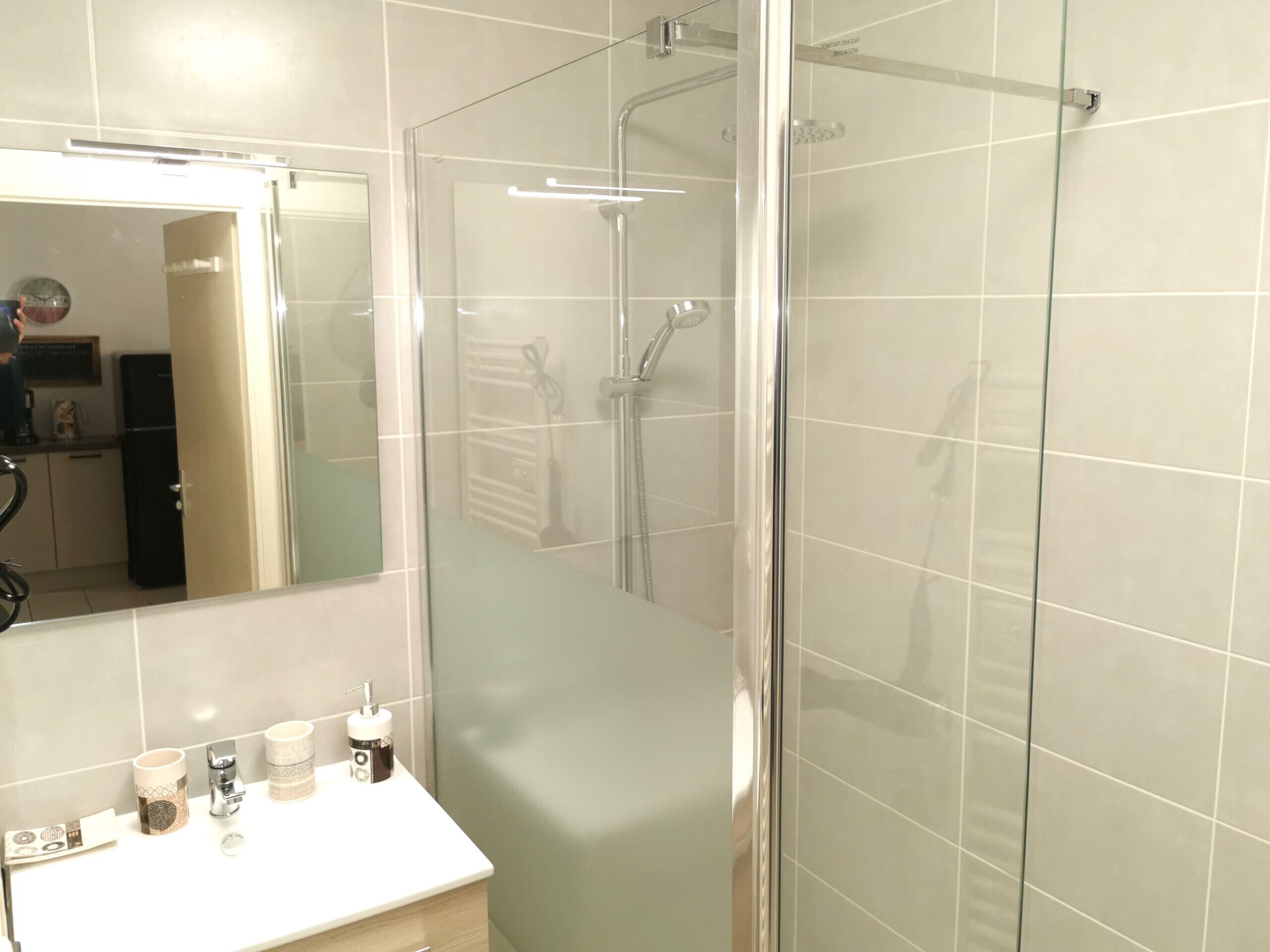 Douche, sèche-cheveux