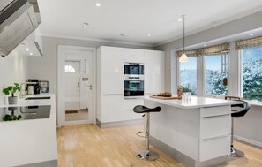 Fridge, oven, stovetop, dishwasher - 3 bedroom lovely home in Græsted (Græsted)