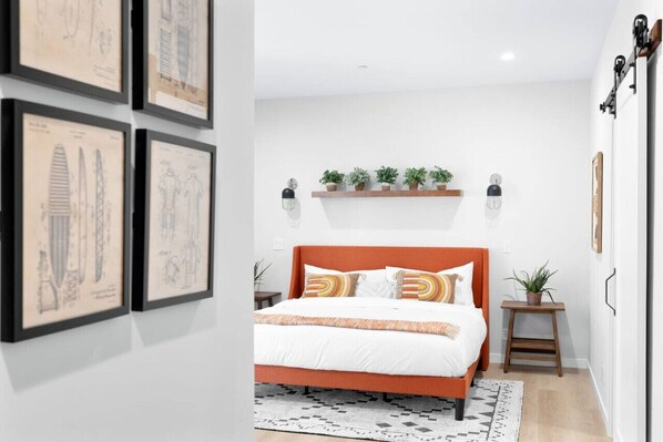 3 habitaciones, escritorio y tabla de planchar con plancha 