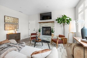 Smart TV, chimenea, futbolito y tenis de mesa 