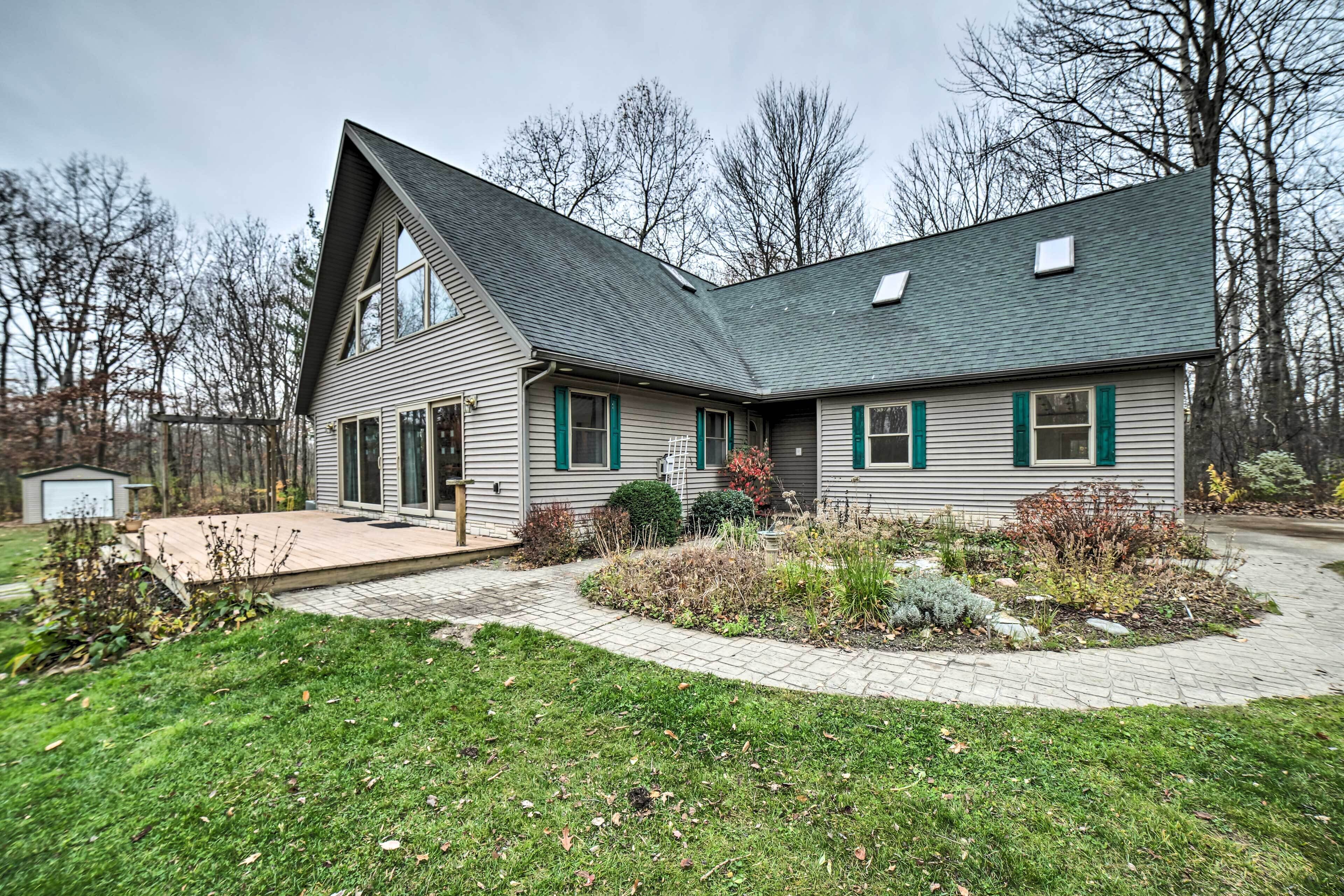 Edmore Escape: Cozy Cabin Retreat w/ Fireplace!