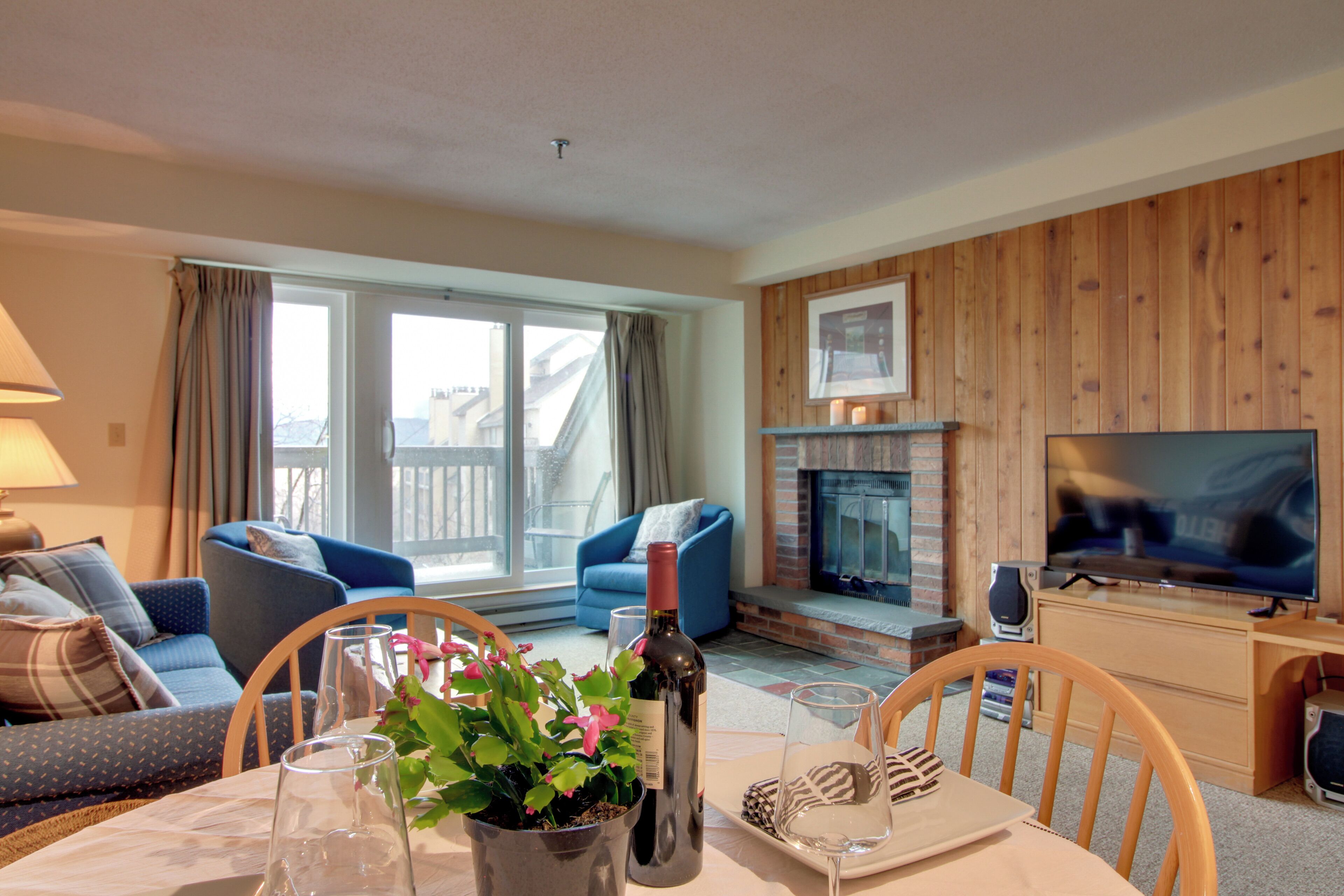 Cozy Condo w/ Community Pool, Walk to Slopes!