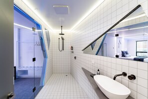 Hönnunaríbúð | Baðherbergi | Sturta, hárblásari, handklæði