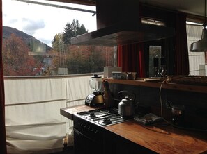 Apartamento família | Cozinha privada | Geladeira grande, micro-ondas, fogão, cooktop