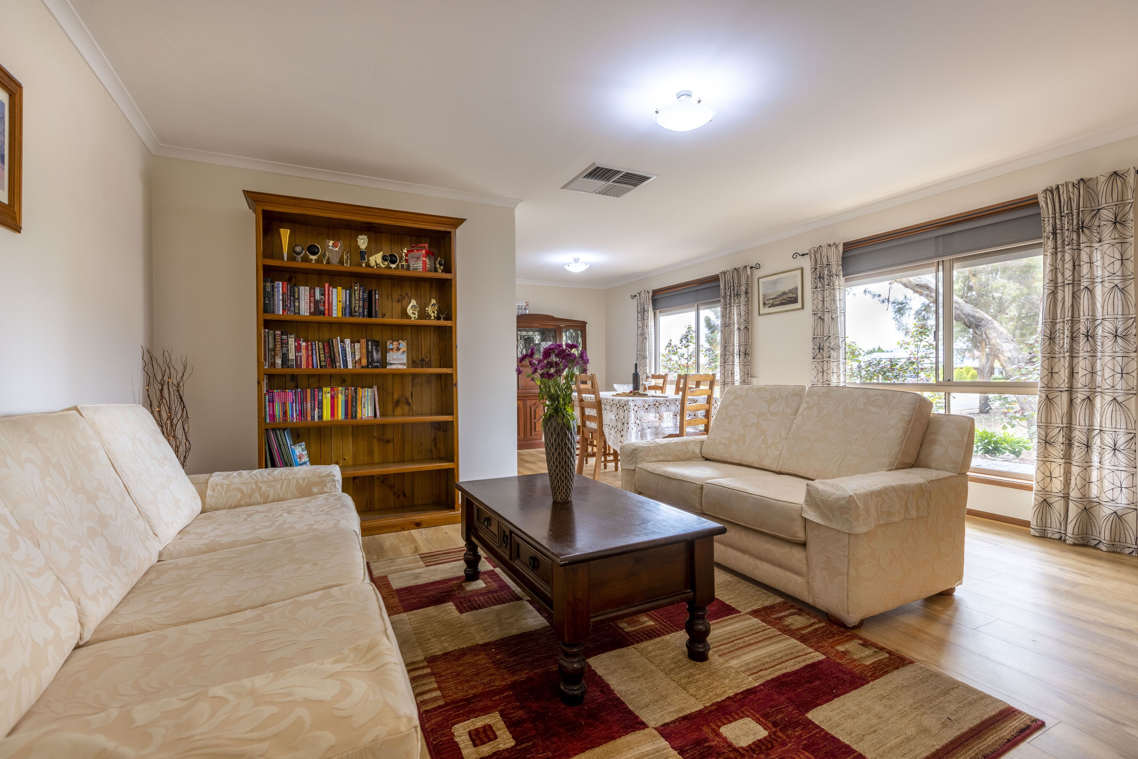 Smart TV, DVD player, livros