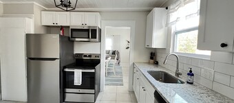 Downtown Bradenton Bliss: 3-Bed Apartment