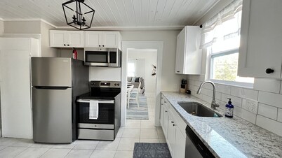 Downtown Bradenton Bliss: 3-Bed Apartment