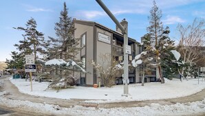 A building named "Empire Coalition" with a bike lane sign and a speed limit sign. - Empire Coalition Ski Condo - Walking distance to PC Mtn - Free bus route (Park City)